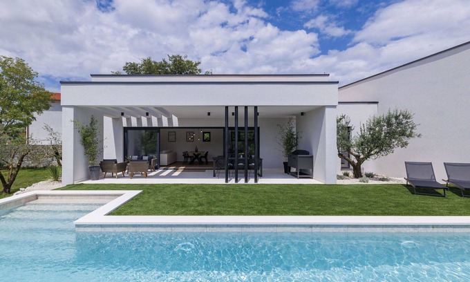 Mali Vareski House | Stunning private villa for 6 people with WIFI, A/C, hot tub, private pool, TV, terrace and parking