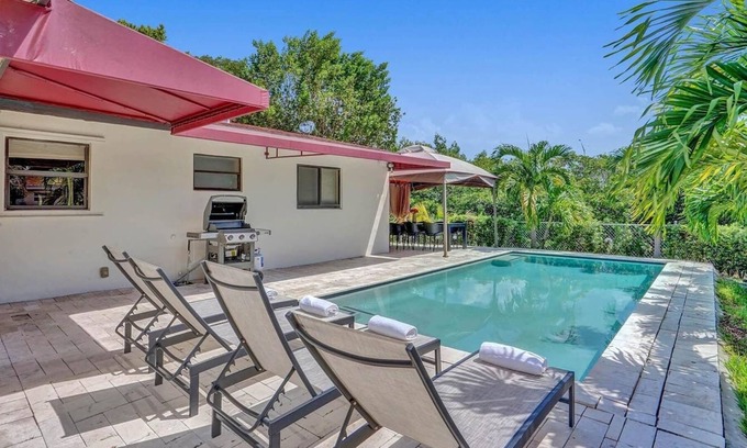 Park East House | Stunning Private 3/2 - HEATED POOL- BBQ- Long Term