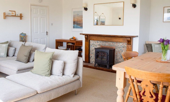 Portree House | Stunning private villa for 4 guests with WIFI, TV and patio