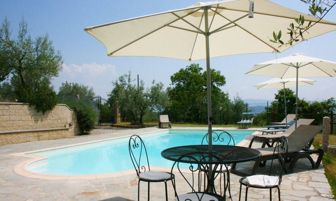 Civitella in Val di Chiana Villa | Stunning private villa with WIFI, private pool, TV, pets allowed and parking, close to Arezzo