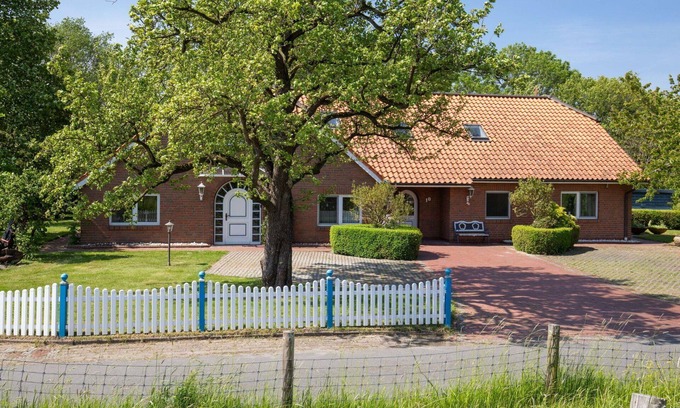 Butjadingen House | Stunning private villa for 20 guests with WIFI, TV, terrace, pets allowed and parking