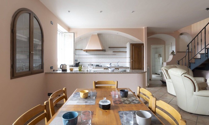 Villa Viani House | Stunning private villa for 6 guests with WIFI, terrace, pets allowed and panoramic view
