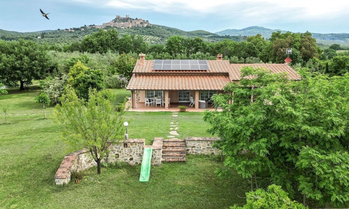 Roccastrada House | Stunning private villa for 6 people with WIFI, A/C, TV, patio, pets allowed and panoramic view