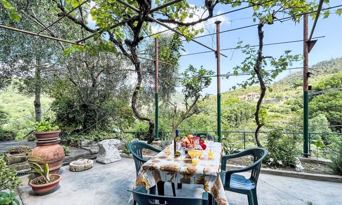Giustenice House | Stunning private villa for 5 guests with WIFI, terrace, pets allowed, panoramic view and parking