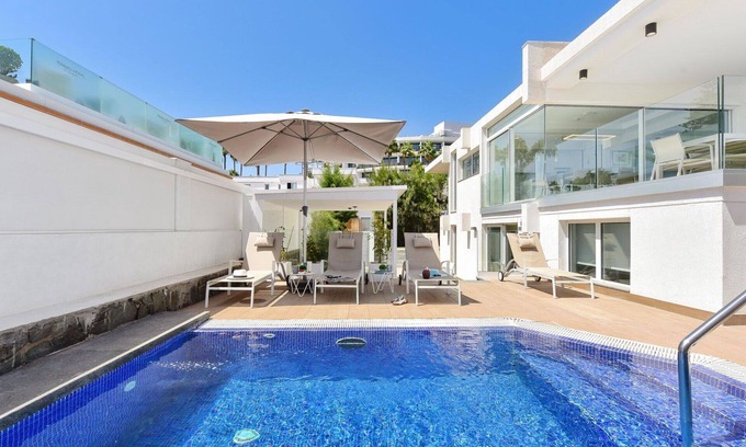 Meloneras House | Stunning private villa for 8 guests with WIFI, private pool, A/C, TV and patio