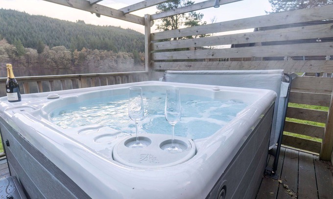 South Laggan House | Stunning private villa with WIFI, hot tub, TV, terrace, pets allowed and panoramic view