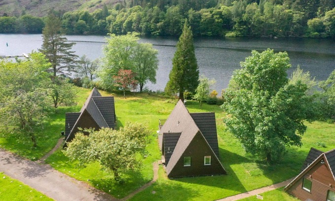 South Laggan House | Stunning private villa for 6 people with WIFI, TV, terrace, pets allowed and panoramic view