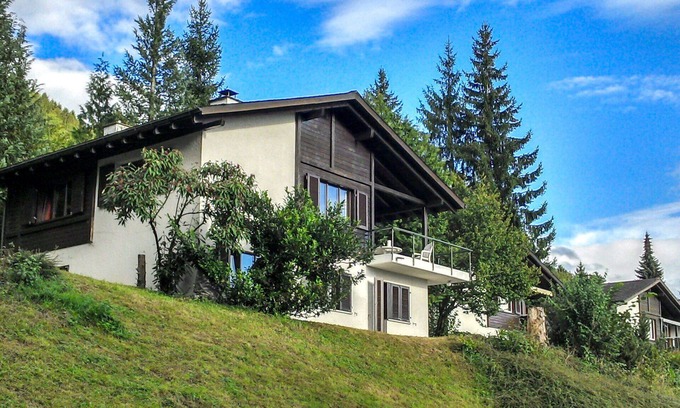 Gommiswald House | Stunning private villa for 8 guests with WIFI, TV, patio, pets allowed and panoramic view