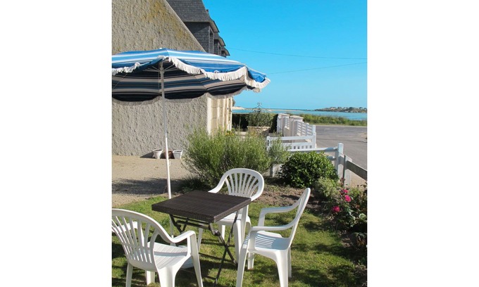 Plounevez-Lochrist House | Stunning private villa for 3 guests with WIFI, TV, terrace and pets allowed