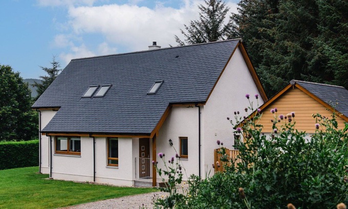 Drumnadrochit Villa | Stunning private villa for 8 people with WIFI, TV, pets allowed and panoramic view