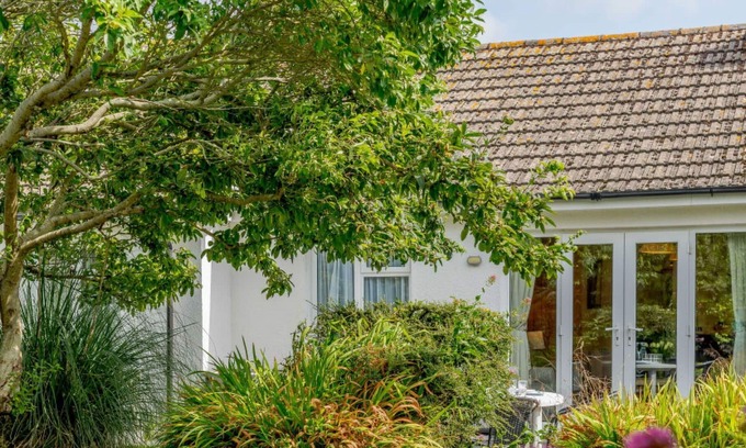 Constantine Bay House | Stunning private villa for 10 guests with WIFI, TV, patio, pets allowed and parking