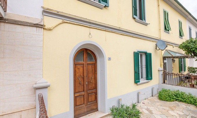 Follonica House | Stunning private villa for 7 people with WIFI, A/C, TV, patio and parking