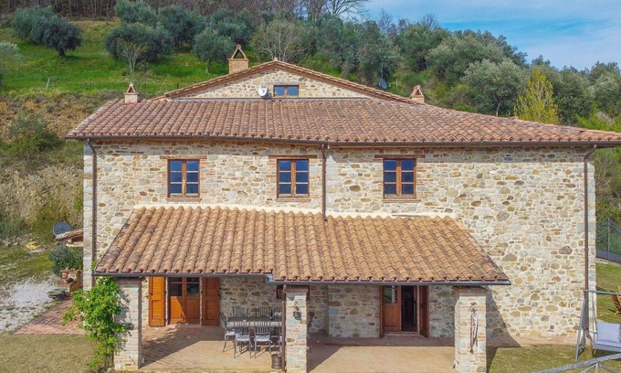Umbertide Villa | Stunning private villa for 10 guests with WIFI, TV, balcony and pets allowed
