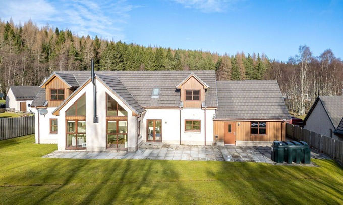 Aviemore Villa | Stunning private villa for 8 people with WIFI, TV and patio