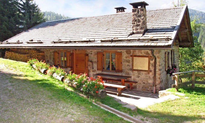 Predazzo House | Stunning private villa for 9 people with TV, terrace, pets allowed, panoramic view and parking