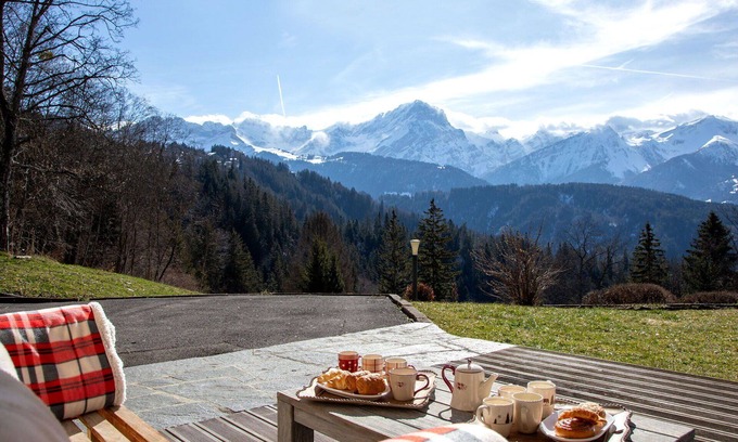 Chesieres House | Stunning private villa for 8 people with hot tub, WIFI, TV and balcony