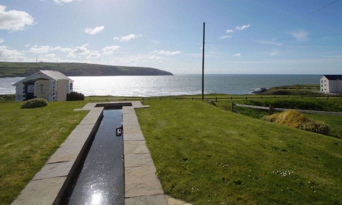 Cardigan House | Stunning private villa for 6 guests with WIFI, TV, patio and parking