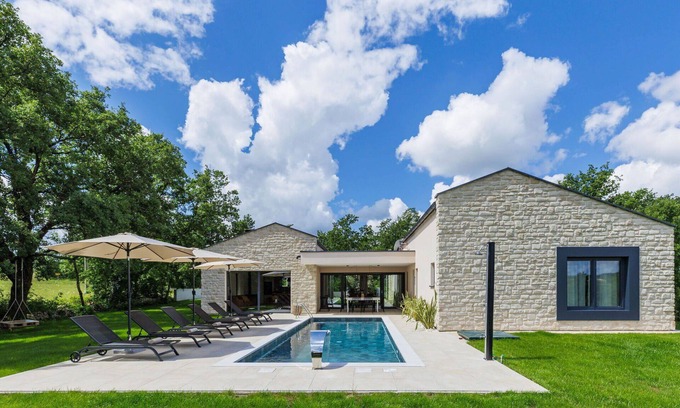Krculi Villa | Stunning private villa for 6 guests with WIFI, private pool, A/C, TV, terrace and parking