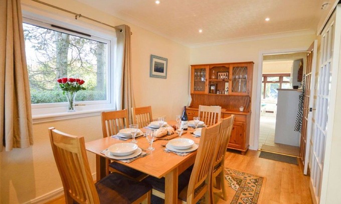 Connel House | Stunning private villa for 6 guests with WIFI, TV and pets allowed