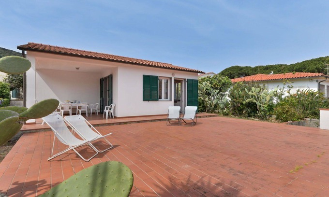 Cavo House | Stunning private villa for 4 people with TV, terrace and pets allowed