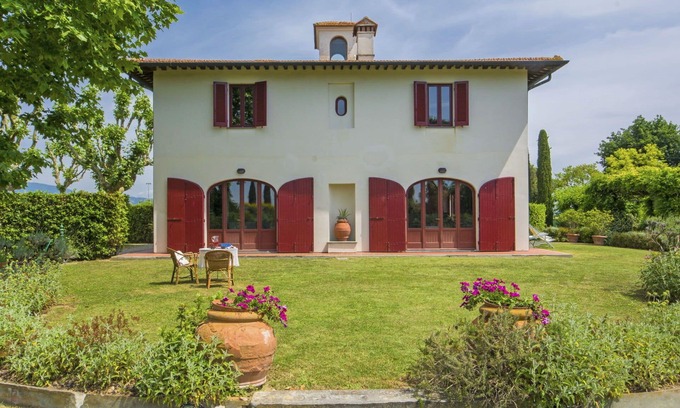 Lari Villa | Stunning private villa for 9 guests with WIFI, TV and patio