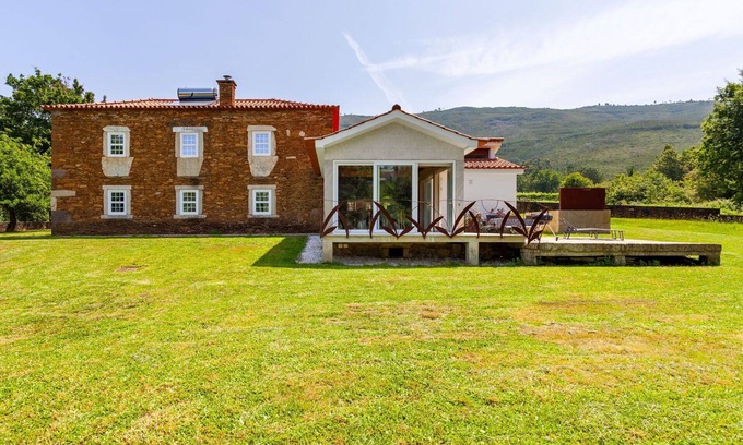 Caminha Villa | Stunning private villa for 6 people with WIFI, A/C, TV, patio and parking