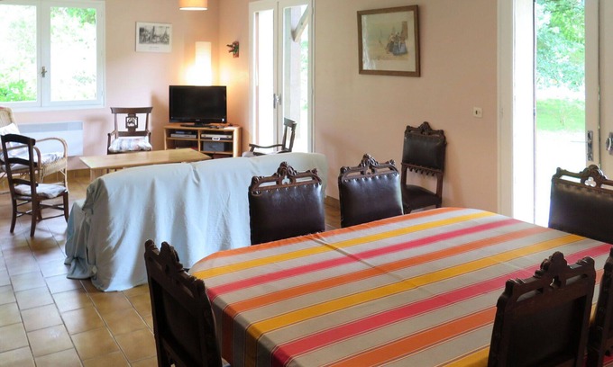 Uza Villa | Stunning private villa for 10 people with WIFI, TV, terrace and pets allowed