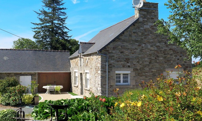 Matignon House | Stunning private villa for 4 guests with TV, pets allowed and parking