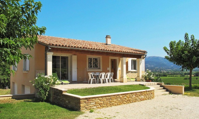 Valreas House | Stunning private villa for 6 people with WIFI, TV, terrace and pets allowed