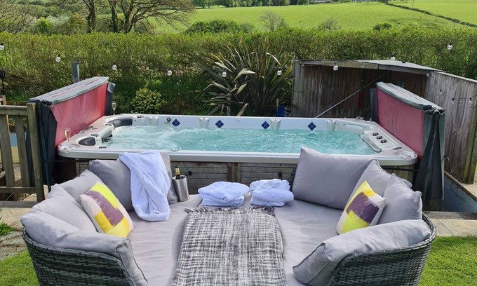 Fivelanes House | Stunning private villa for 4 guests with WIFI, hot tub, TV, patio and panoramic view