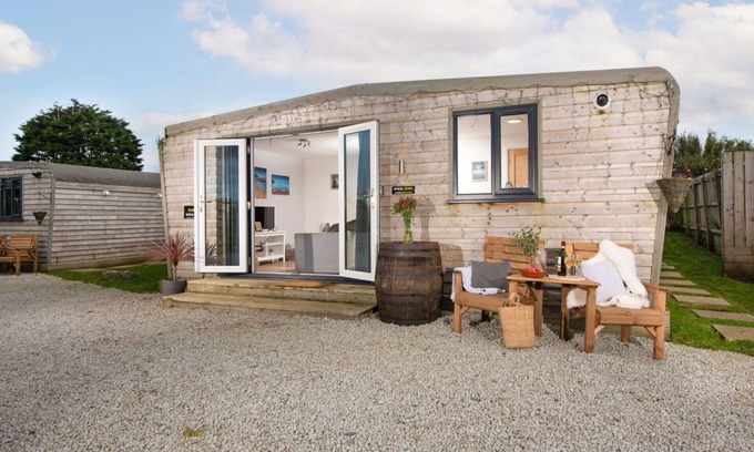 Helford Passage House | Stunning private villa for 4 people with WIFI, hot tub, TV, pets allowed and panoramic view
