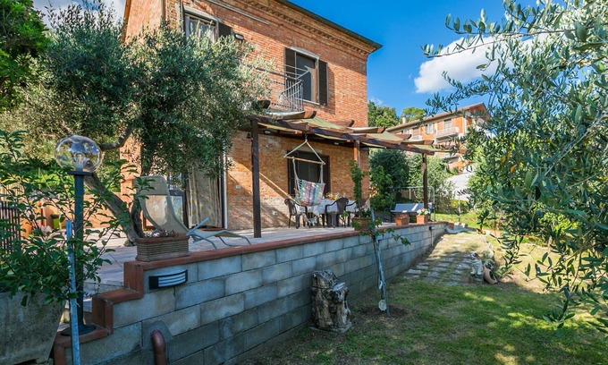 Chiusi House | Stunning private villa with WIFI, A/C, terrace, pets allowed, panoramic view and parking