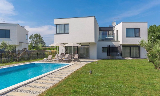 Novigrad Villa | Stunning private villa with WIFI, A/C, private pool, hot tub, TV, patio, panoramic view, parking