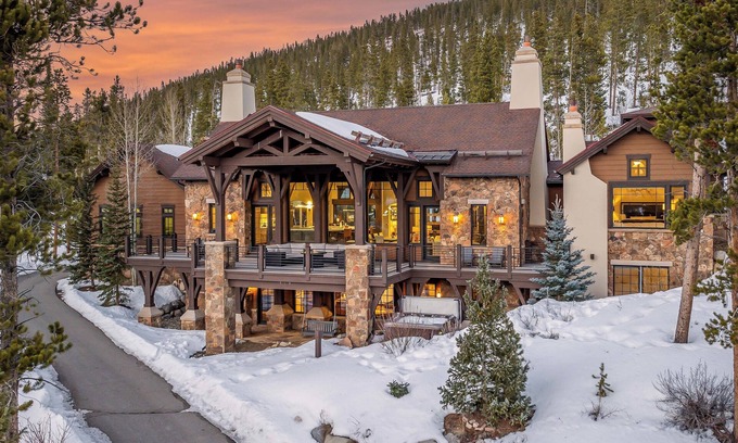 The Highlands House | Stunning Remodel + Hot Tub + Ski Shuttle - Switchback Lodge