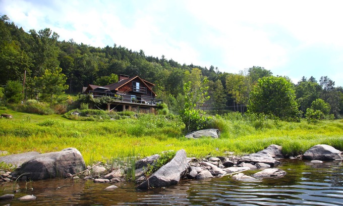Narrowsburg House | Stunning Riverfront Log Cabin With Spectacular Views