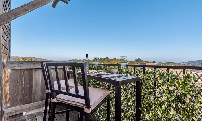 Mill Valley Condo | STUNNING SAN FRANCISCO VIEWS-A modern fully furnished 1 bedroom, Monthly Rental.