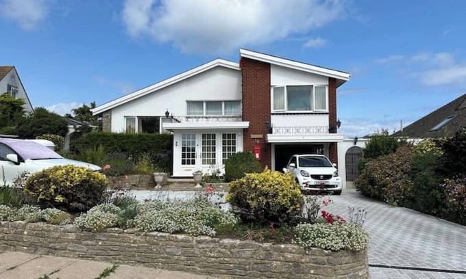 Torquay House | Stunning sea views from cliff top over Lymebay