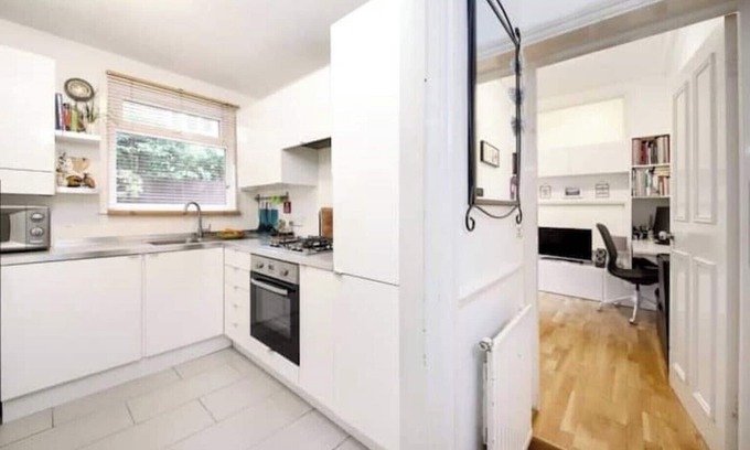 St. Leonard's Apartment | Stunning self contained studio garden flat.