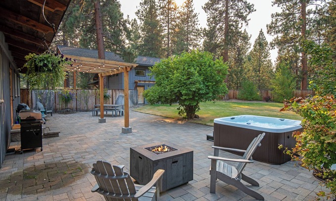 Sisters House | Stunning Single level Home, Hot Tub, Fenced Yard, Pet Friendly
