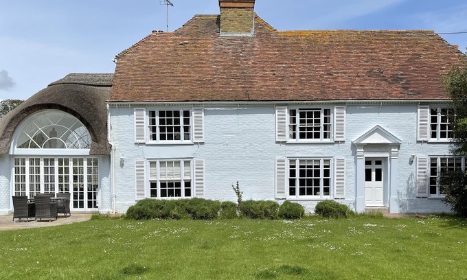 Littlestone-on-Sea House | Stunning + Spacious Coastal Period Home (pet friendly)