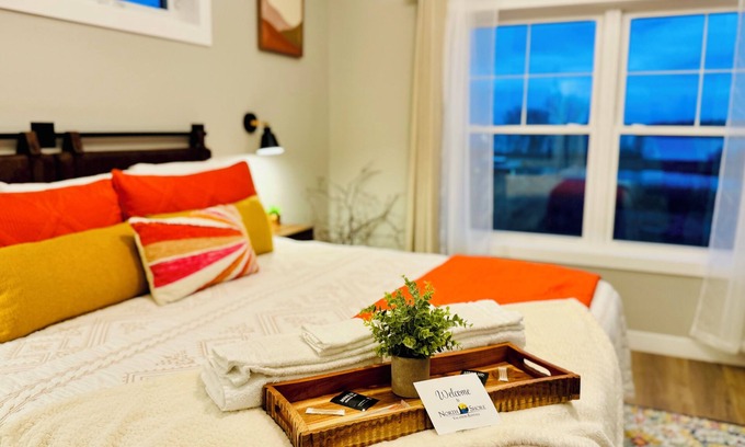 Riverside House | STUNNING SUNRISE HOUSE Waterfront Views Sauna 20% Off SKI Rental+Lift Pass