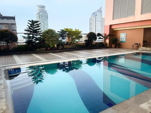 Ermita Apartment | Stunning Sunset Retreat at Eton Bayview II 2pax