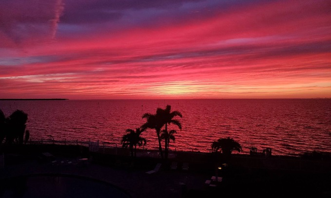 Ruskin Condo | Stunning Sunsets from this beautiful 2/2 Condo! Walk to Restaurants & Tiki Bar