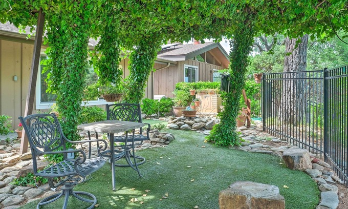 Mariposa Cottage | Stunning 'Treetop Villa' - 1 Mi to Dtwn Mariposa!