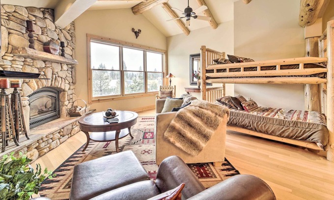 Truckee Condo | Stunning Truckee Condo - 5 Mi to Ski Resort!