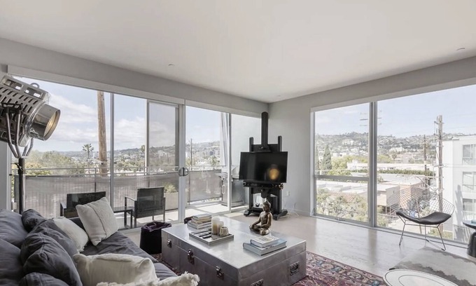 Melrose Condo | Stunning two-story loft in the heart of West Hollywood