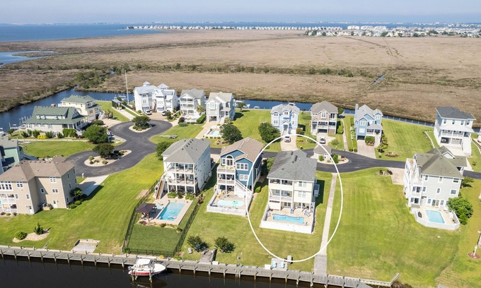 Manteo House | Stunning Views! 5 bed 5.5 bath w/rec room & pool! Great location~Roanoke Island