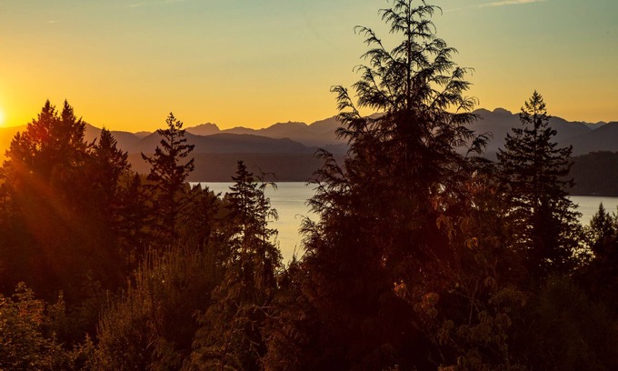 Union Apartment | Stunning Views from this Modern Hood Canal Retreat