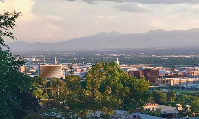 Capitol Hill Apartment | “Stunning Views!” Luxury 4 Bedroom, 2 Bathroom Vacation Duplex in Downtown Salt Lake Capitol Hill