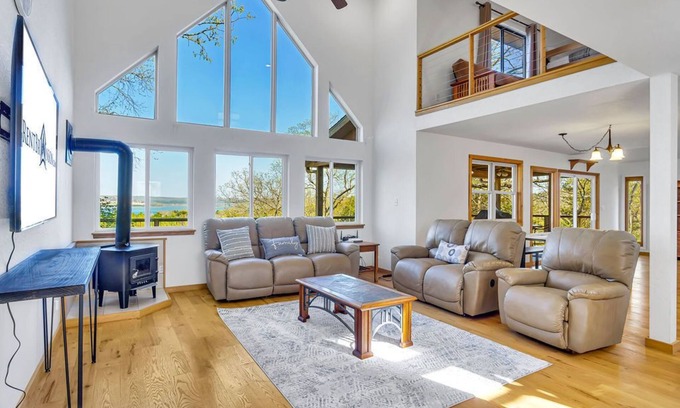 Blue Eye House | Stunning Views-Path to Lake-Free Daily Attraction Tickets-20 Min to Branson
